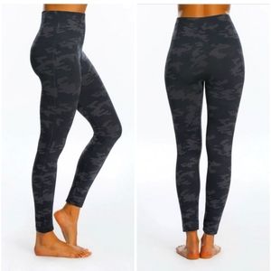 Spanx Black Camo leggings sz M